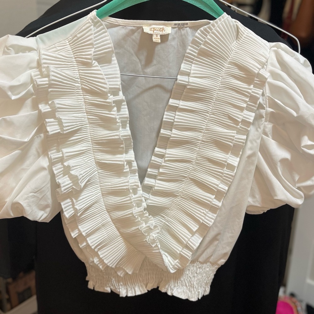 White puff sleeve crop top